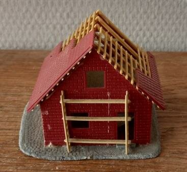 Oud vintage brocante huisje in aanbouw steiger HO modelspoorbaan diorama toy house railway