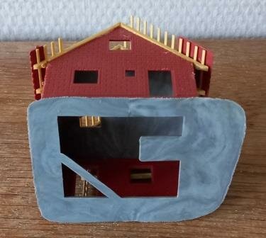 Oud vintage brocante huisje in aanbouw steiger HO modelspoorbaan diorama toy house railway 3