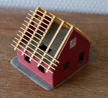 Oud vintage brocante huisje in aanbouw ladders HO modelspoorbaan diorama toy house railway 1