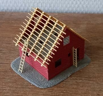 Oud vintage brocante huisje in aanbouw ladders HO modelspoorbaan diorama toy house railway