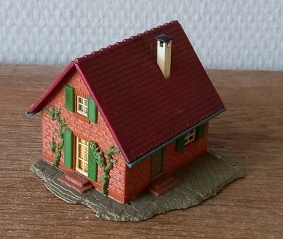 Oud vintage brocante huisje luiken modelspoor HO toy house shutters