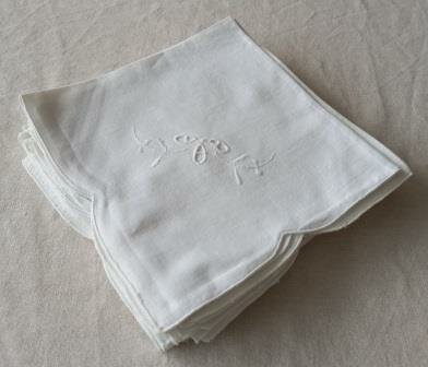 Set 12 oude vintage brocante witte stoffen servetten schulprand borduurwerkje fabric napkins scalloped edge embroidery