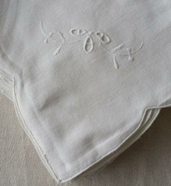 Set 12 oude vintage brocante witte stoffen servetten schulprand borduurwerkje fabric napkins scalloped edge embroidery 1