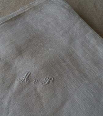 Set 2 grote oude vintage brocante witte damasten servetten MvP monogram damask napkins 1