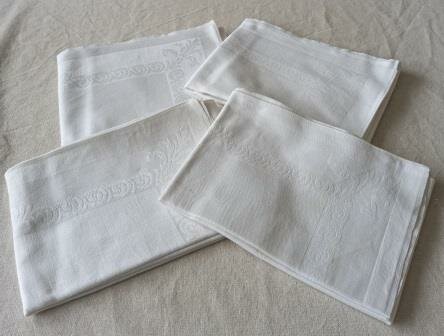 Set 4 grote oude vintage brocante witte stoffen servetten sierpatroon fabric napkins elegant pattern 1