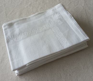 Set 4 grote oude vintage brocante witte stoffen servetten sierpatroon fabric napkins elegant pattern