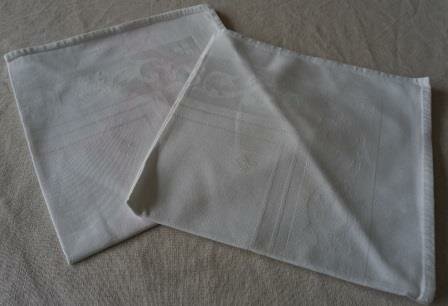 Set 2 oude vintage brocante witte stoffen damasten servetten sierpatroon damask napkins pattern
