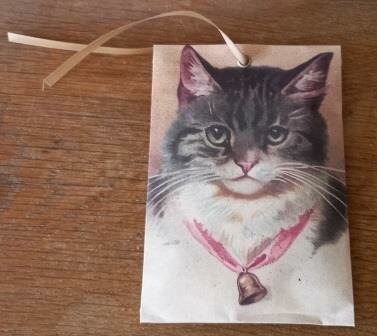 Groot geurzakje vintage poes kat met belletje cedar bloemen fragrance scented bag cat Meander brocante