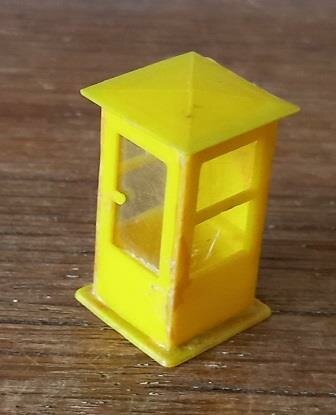 Kleine mini oude vintage brocante gele telefooncel modelspoorbaan diorama yellow telephone booth toy railways HO