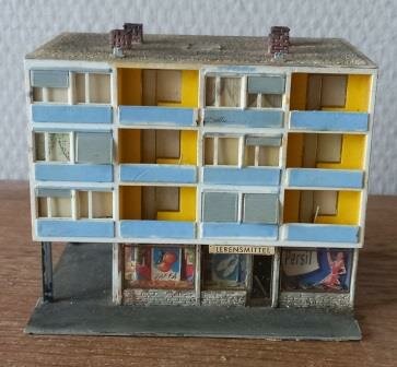 Oud vintage brocante flatgebouw winkelgalerij modelspoorbaan HO apartment building shopping arcade railway