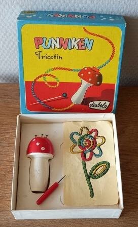 Oude vintage brocante spelletje Punniken paddenstoel Tricotin Diabolo spool knitting box toys 1960s