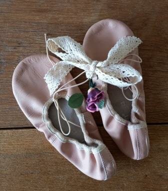 Oude vintage brocante roze kinderballetschoentjes ballerina's childrens ballet shoes pink 2
