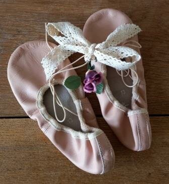 Oude vintage brocante roze kinderballetschoentjes ballerina's childrens ballet shoes pink