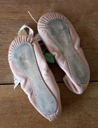 Oude vintage brocante roze kinderballetschoentjes ballerina's childrens ballet shoes pink 1