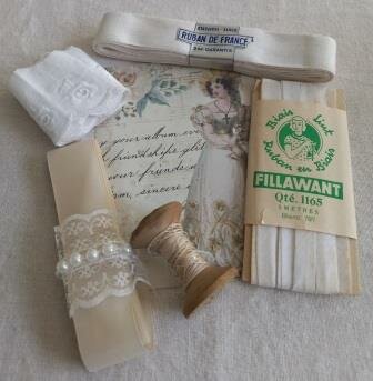 Set oude vintage brocante fournituren witte beige lint band houten klosje haberdashery white ribbons bobbin
