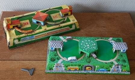 Oude vintage brocante blikken speelgoed autoweg treinbaan opwindsleuteltje tin toys cars trainway