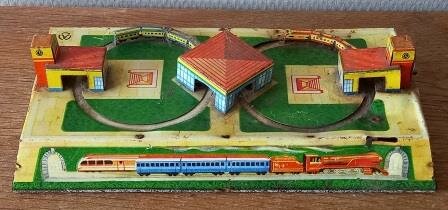 Oude vintage brocante blikken speelgoed autoweg treinbaan opwindsleuteltje tin toys cars trainway 2