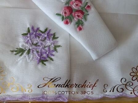 Oude vintage brocante doosje geborduurde zakdoekjes bloemen embroidered handkerchiefs flowers in box 2