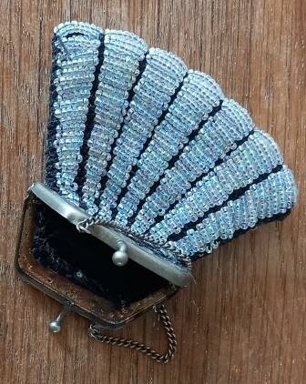 Antieke oude vintage brocante portemonneetje zwarte parelmoer kraaltjes kralen beugeltje wallet mother of pearl beads bracket 2
