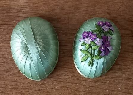 Oud vintage brocante keramiek opbergdoosje paasei groene paarse bloemen Easter egg box flowers 1