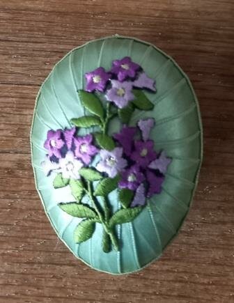 Oud vintage brocante keramiek opbergdoosje paasei groene paarse bloemen Easter egg box flowers