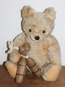 Antieke brocante teddybeer met stro, draaischijven & kegels